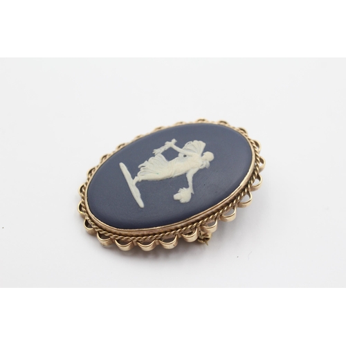 117 - 9ct Gold Jasperwood Oval Brooch With Safety Chain By Wedgwood (12.3g)