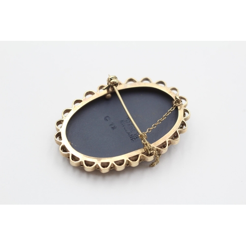 117 - 9ct Gold Jasperwood Oval Brooch With Safety Chain By Wedgwood (12.3g)