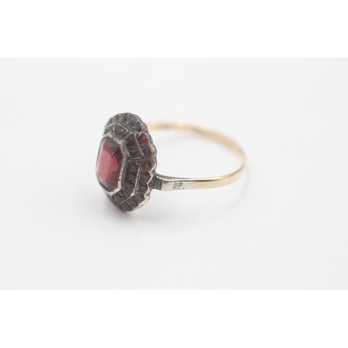 118 - 9ct Gold & Silver Garnet Dress Ring (2g) Size O