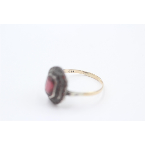 118 - 9ct Gold & Silver Garnet Dress Ring (2g) Size O