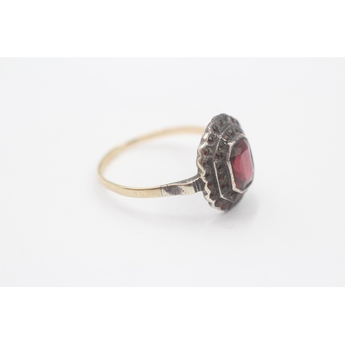 118 - 9ct Gold & Silver Garnet Dress Ring (2g) Size O