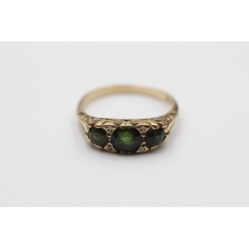 125 - 9ct Gold Green Tourmaline Three Stone Ring With Diamond Spacers (3.2g) Size Q