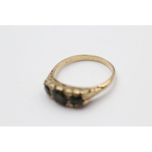 125 - 9ct Gold Green Tourmaline Three Stone Ring With Diamond Spacers (3.2g) Size Q