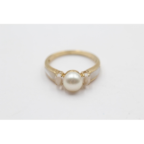 126 - 9ct Gold Cultured Pearl & Moonstone Three Stone Ring With Mop Set Shank (2.8g) Size P