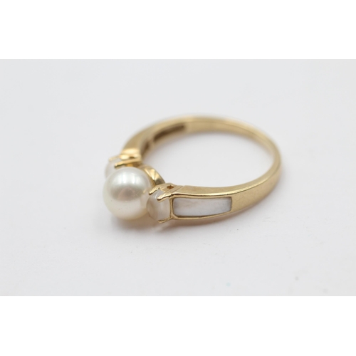 126 - 9ct Gold Cultured Pearl & Moonstone Three Stone Ring With Mop Set Shank (2.8g) Size P