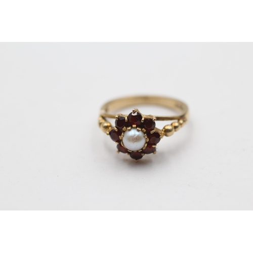 129 - 9ct Gold Garnet & Cultured Pearl Dress Ring (3g) Size M