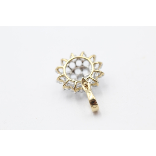 136 - 9ct Gold White Gemstone Cluster Pendant (2.3g)