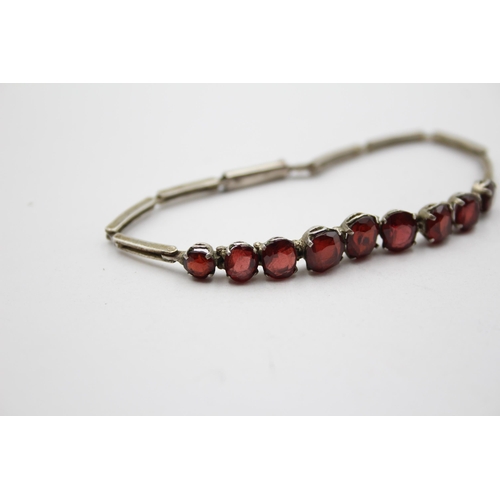 163 - An Antique Silver Garnet Panel Bracelet (10g)