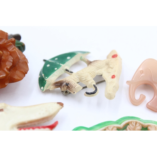 174 - A Selection Of Early Plastic Brooches Including Celluloid And Bakelite (28g)