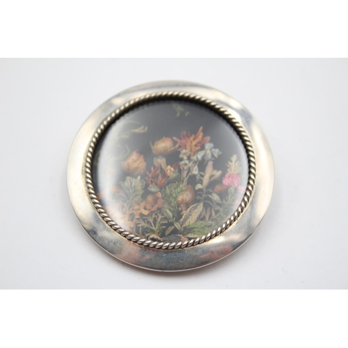 175 - A Vintage Silver Pressed Floral Scene Brooch (26g)