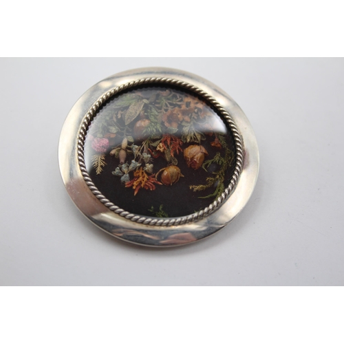 175 - A Vintage Silver Pressed Floral Scene Brooch (26g)