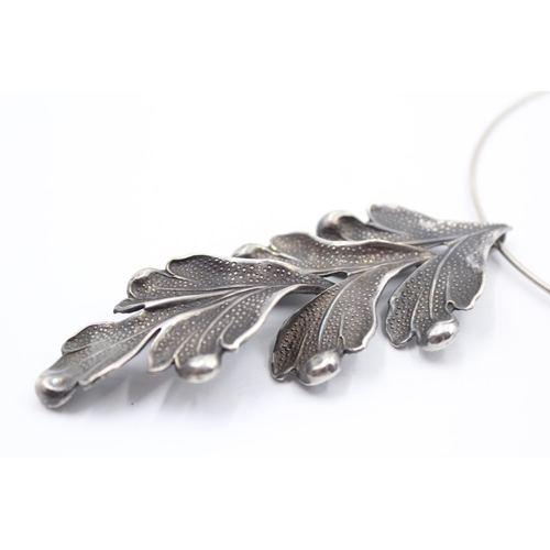 183 - A Mid Century Modernist Silver Leaf Torque Necklace (43g)