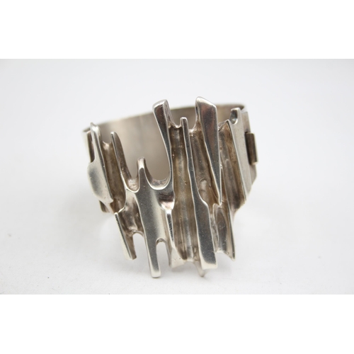 192 - A Mid Century Modernist Brutalist Design Silver Bangle, With The Makers Mark Wm (109g)