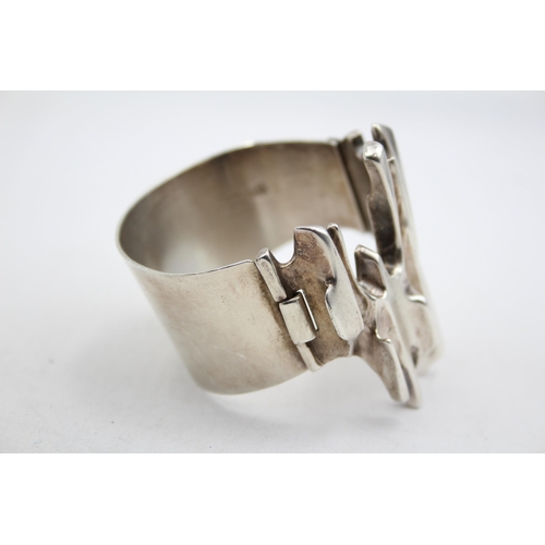 192 - A Mid Century Modernist Brutalist Design Silver Bangle, With The Makers Mark Wm (109g)