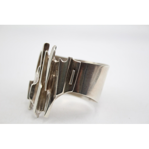 192 - A Mid Century Modernist Brutalist Design Silver Bangle, With The Makers Mark Wm (109g)