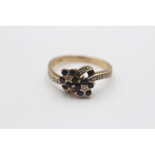 28 - 9ct Gold Diamond & Sapphire Floral Cluster Ring (3.2g) Size R