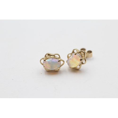 66 - 9ct Gold White Opal Stud Earrings (2g)