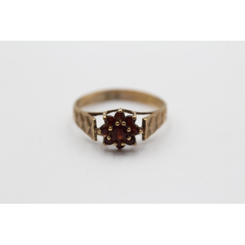 71 - 9ct Gold Garnet Floral Cluster Ring (1.6g) Size K