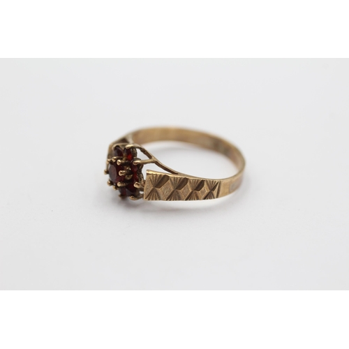 71 - 9ct Gold Garnet Floral Cluster Ring (1.6g) Size K