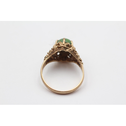 8 - 9ct Gold Green Gemstone Single Stone Ring (3g) Size M