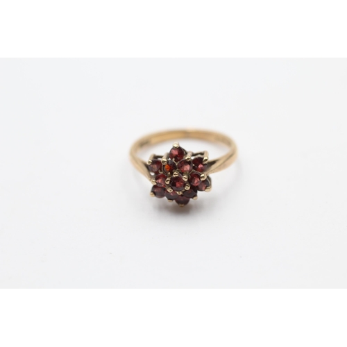 88 - 9ct Gold Garnet Floral Cluster Ring (2.3g) Size L