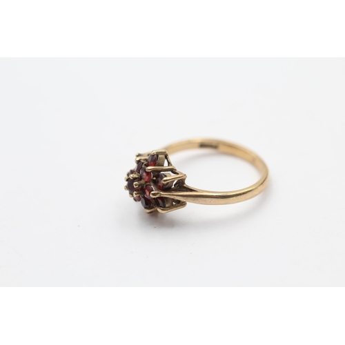 88 - 9ct Gold Garnet Floral Cluster Ring (2.3g) Size L