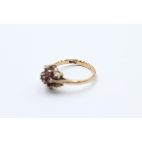 88 - 9ct Gold Garnet Floral Cluster Ring (2.3g) Size L