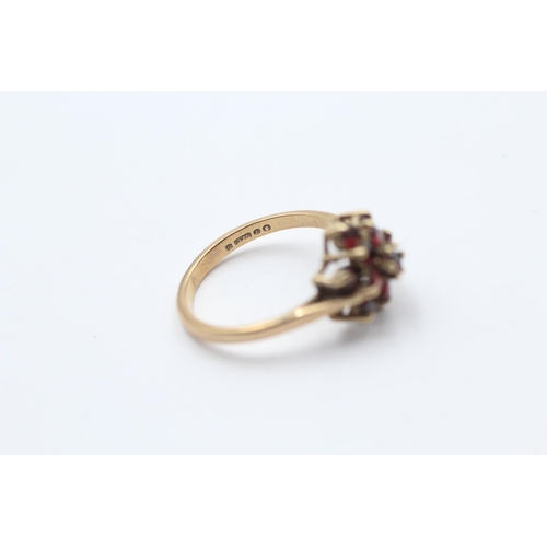 88 - 9ct Gold Garnet Floral Cluster Ring (2.3g) Size L