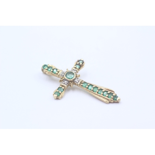 91 - 9ct Gold Diamond & Emerald Cross Pendant (1.3g)