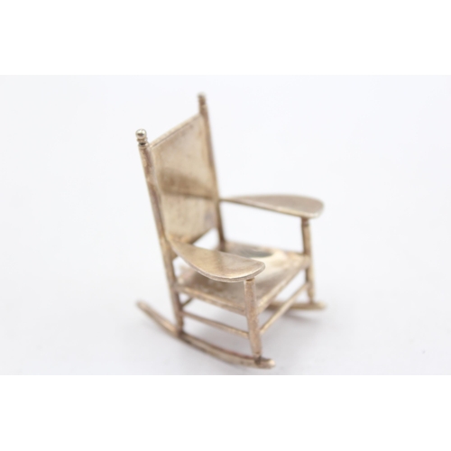 214 - Vintage Stamped .925 STERLING SILVER Novelty Doll's House Rocking Chair (17g)