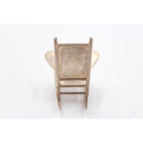 214 - Vintage Stamped .925 STERLING SILVER Novelty Doll's House Rocking Chair (17g)