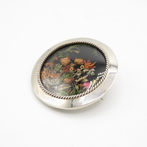 175 - A Vintage Silver Pressed Floral Scene Brooch (26g)