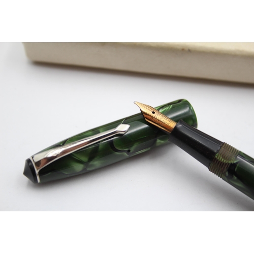 296 - Vintage CONWAY STEWART 15 Green FOUNTAIN PEN w/ 14ct Gold Nib WRITING