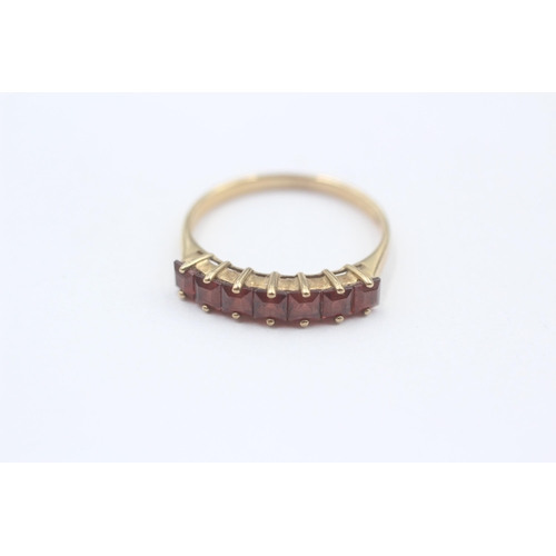 102 - 9ct Gold Garnet Seven Stone Ring (1.8g) Size  P