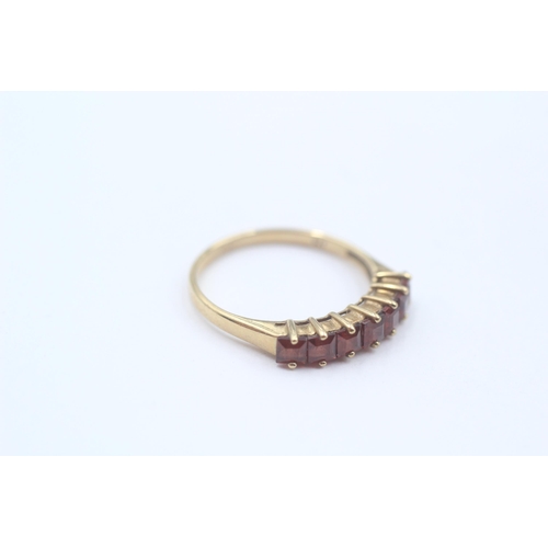 102 - 9ct Gold Garnet Seven Stone Ring (1.8g) Size  P