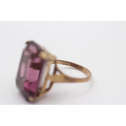 11 - 9ct Gold Purple Paste Single Stone Cocktail Ring (6.9g) Size  N