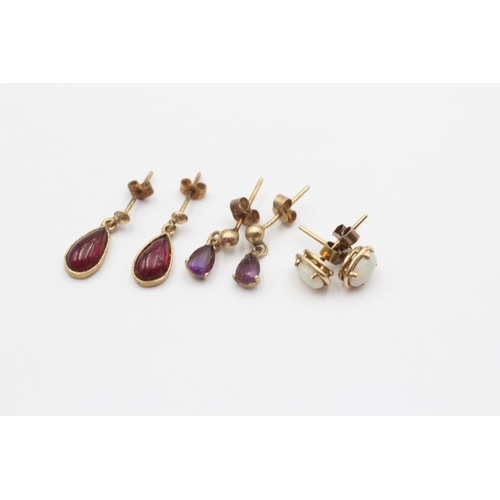 114 - 3 X 9ct Gold Gemstone Set Earrings Inc. Opal, Garnet & Amethyst (2.9g)