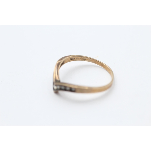 49 - 9ct Gold Diamond Chevron Ring (1.7g) Size  Q