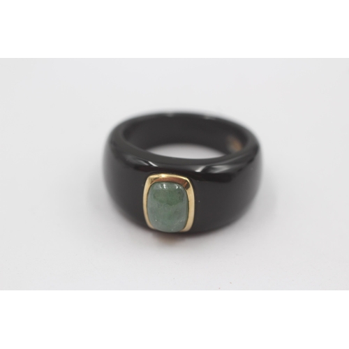 88 - 9ct Gold Jade Ring With Onyx Band (5.2g) Size  P