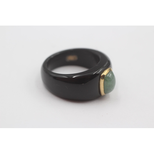 88 - 9ct Gold Jade Ring With Onyx Band (5.2g) Size  P