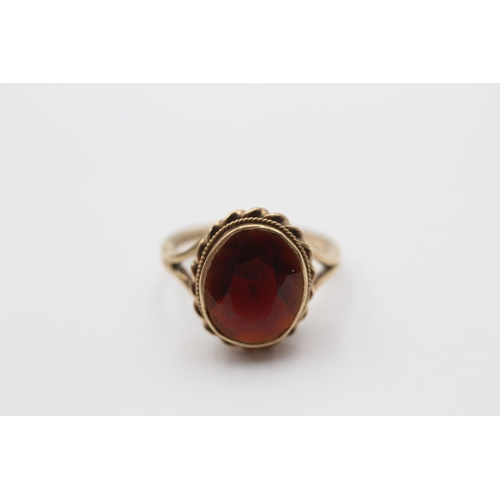 90 - 9ct Gold Garnet Single Stone Ring With Twisted Rope Frame (3.6g) Size  M