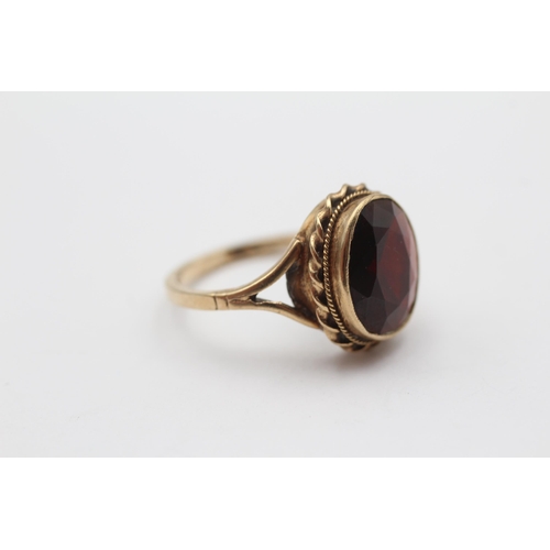 90 - 9ct Gold Garnet Single Stone Ring With Twisted Rope Frame (3.6g) Size  M