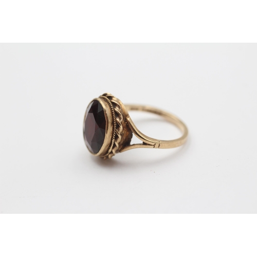 90 - 9ct Gold Garnet Single Stone Ring With Twisted Rope Frame (3.6g) Size  M