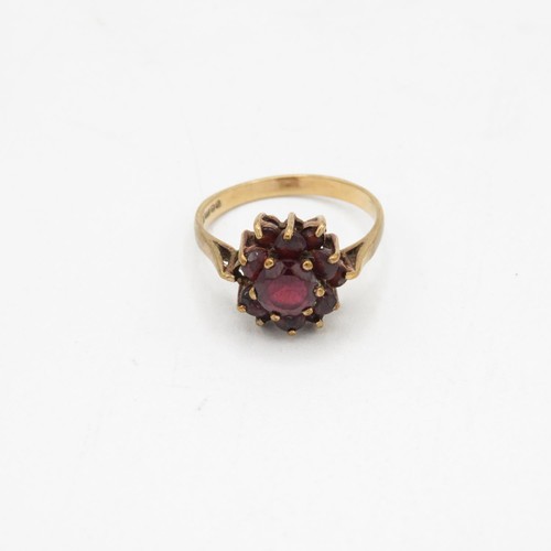 94 - 9ct Gold Garnet Cluster Ring (3g) Size O