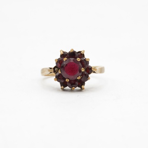 94 - 9ct Gold Garnet Cluster Ring (3g) Size O