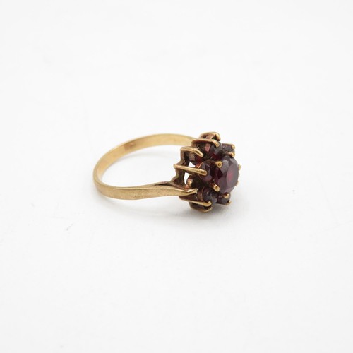 94 - 9ct Gold Garnet Cluster Ring (3g) Size O