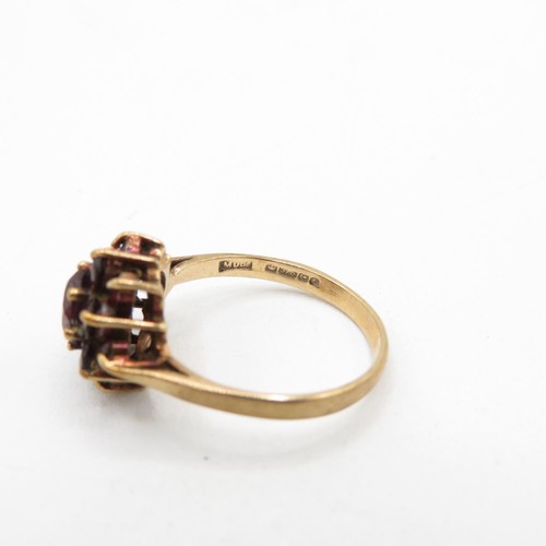 94 - 9ct Gold Garnet Cluster Ring (3g) Size O