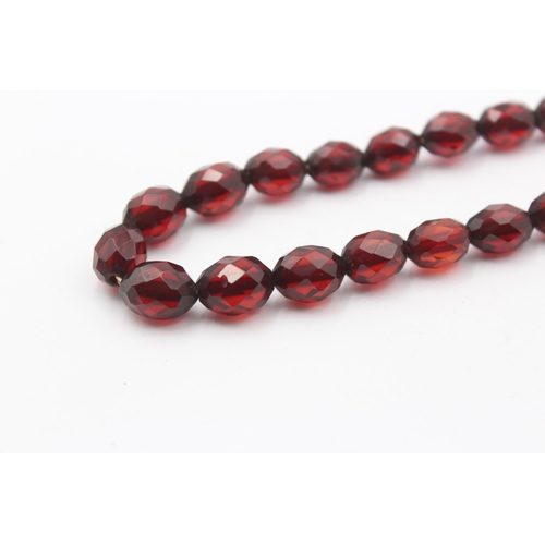 177 - A Single Strand Faceted Prystal Cherry Bakelite Necklace (23g)