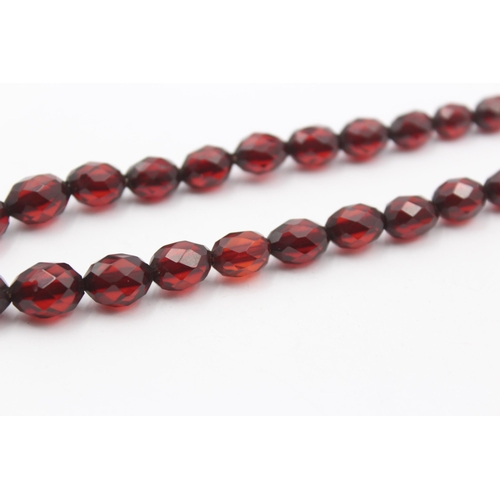 177 - A Single Strand Faceted Prystal Cherry Bakelite Necklace (23g)