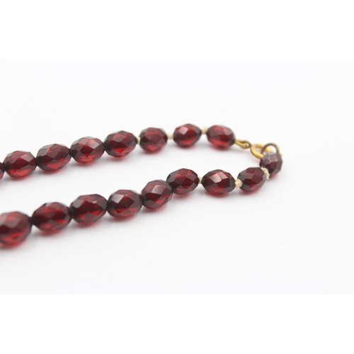 177 - A Single Strand Faceted Prystal Cherry Bakelite Necklace (23g)